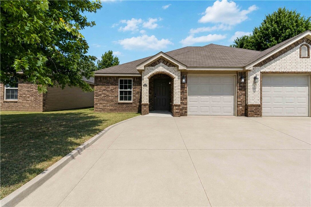 Property Photo:  3302 SW Victoria Place D  AR 72712 
