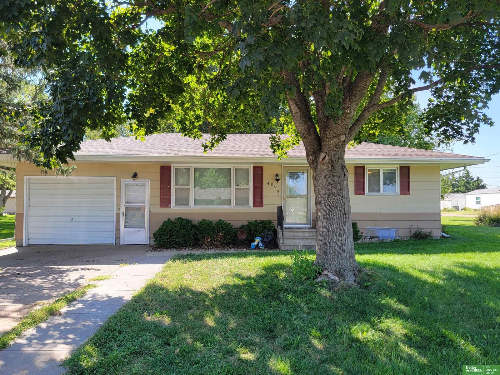 Property Photo: 406 Gordon NE 68460