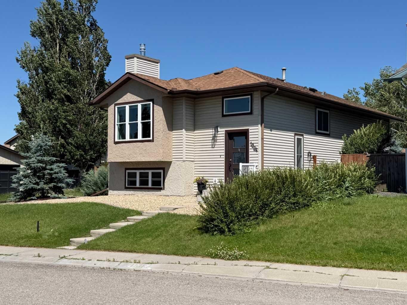 Property Photo: 1004 13 Street SE AB T1V 1L4