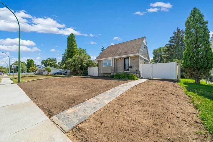 Property Photo:  111 10 Street SW  AB T1A 4R1 