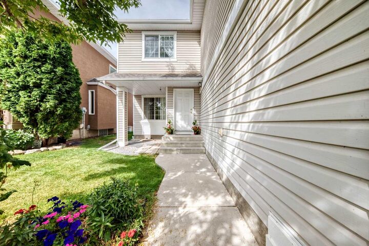 Property Photo:  14 Douglasview Circle SE  AB T2Z 2P3 