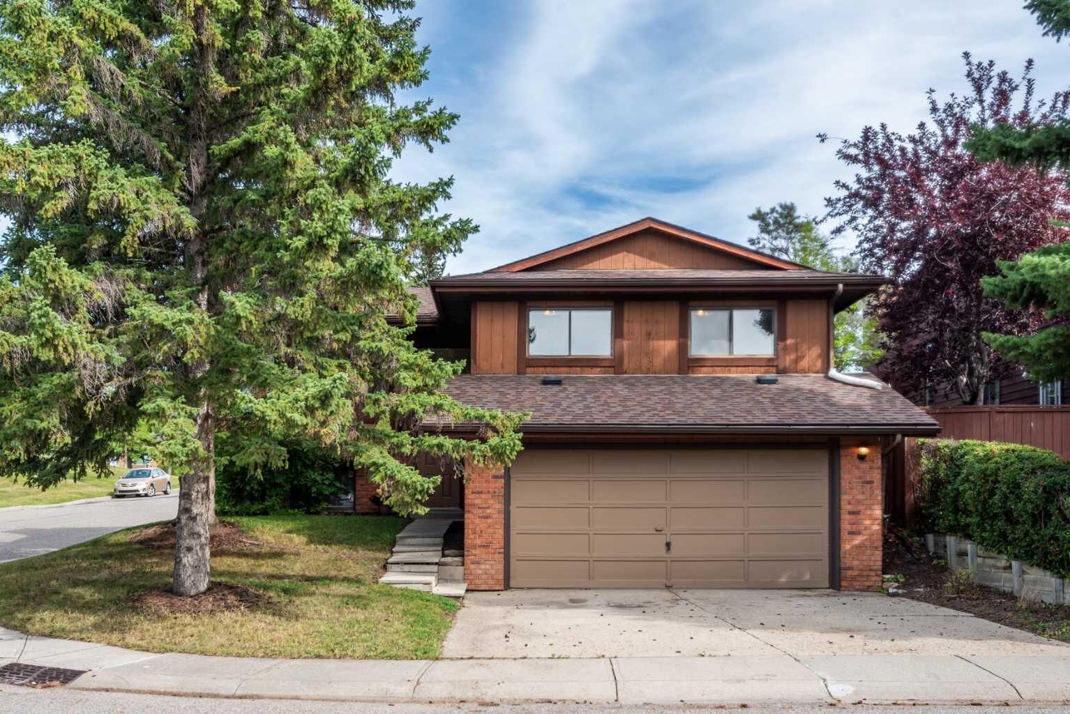 Property Photo: 88 Woodfern Rise SW AB T2W 4S2