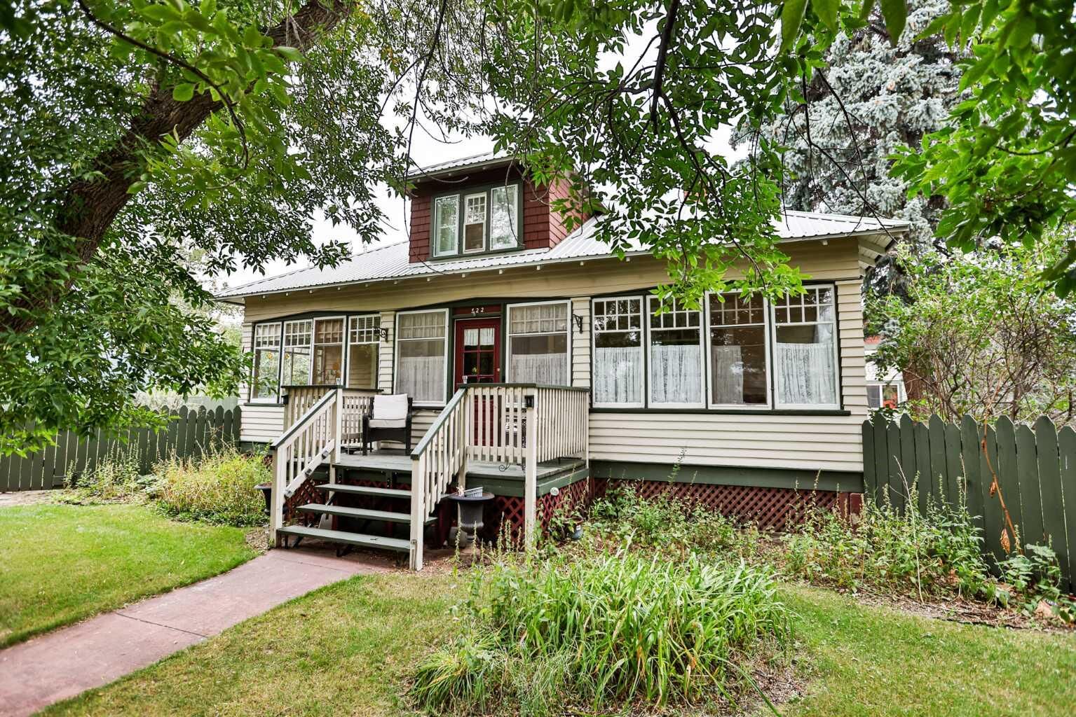 Property Photo:  522 1 Street S  AB T0L 2B0 
