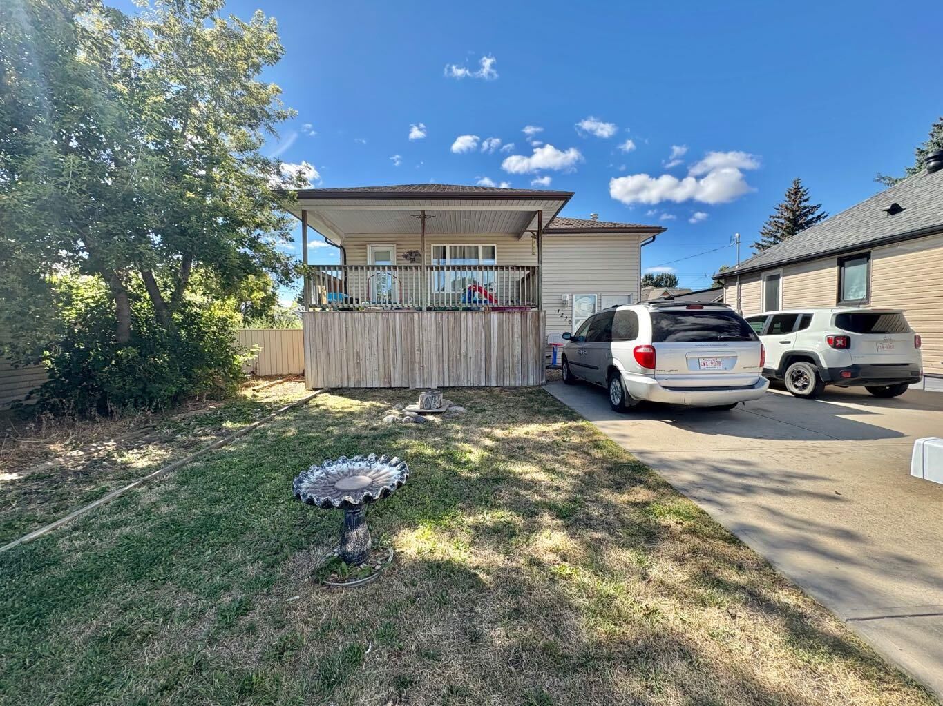 Property Photo:  1220 9 Street N  AB T1H 1Z9 