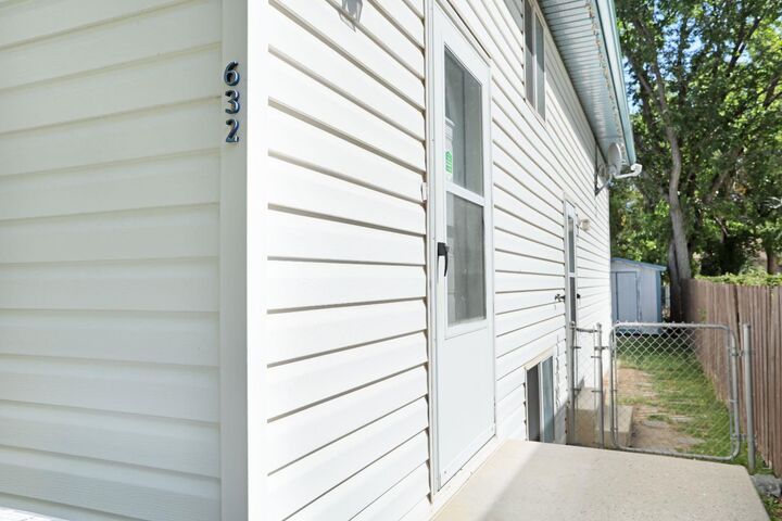 Property Photo:  632 1 Street W  AB T1R 0N3 