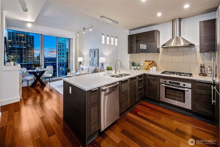Property Photo:  737  Olive Way 3101  WA 98101 