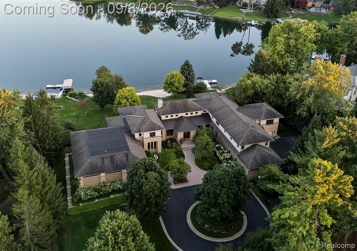 Property Photo:  4969 Elmgate Drive  MI 48324 