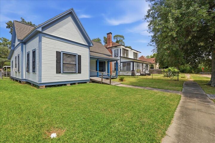 Property Photo:  1206 Pine  TX 77630 