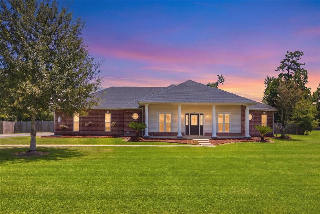 Property Photo:  1104 E Diamond Circle E  LA 70611 