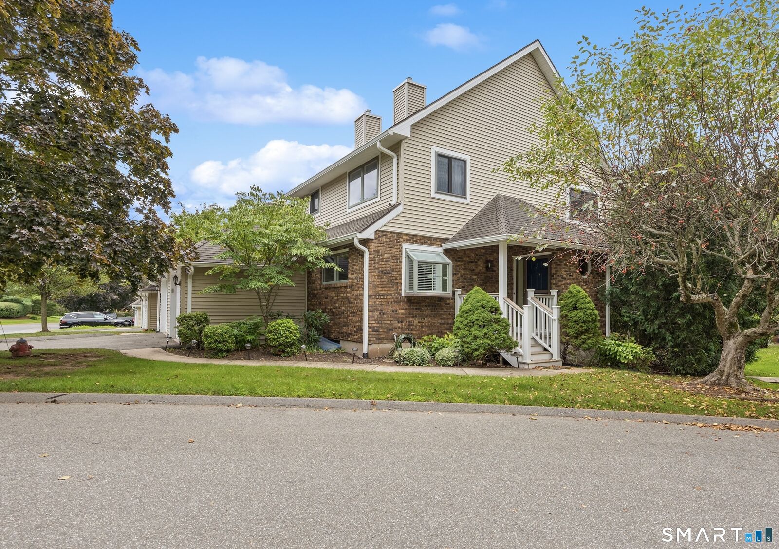 Property Photo:  27 Fox Run Court 27  CT 06111 
