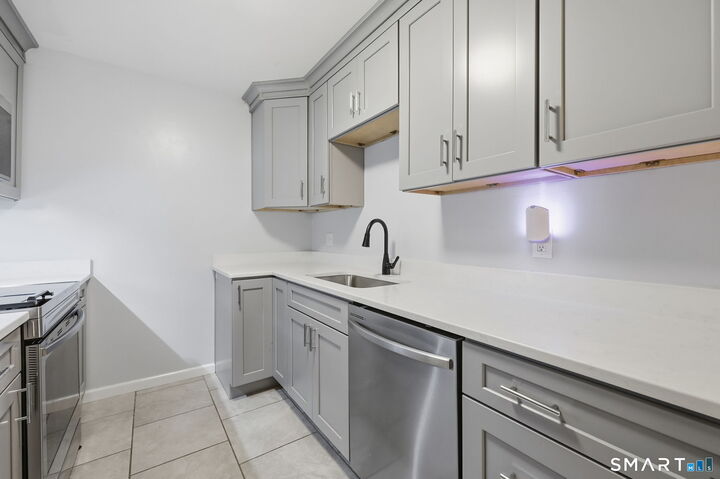 Property Photo:  35 Woodsedge Drive 5B  CT 06111 