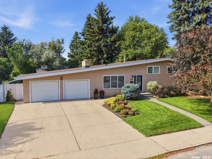 Property Photo:  258 East Place  SK S7J 2X9 