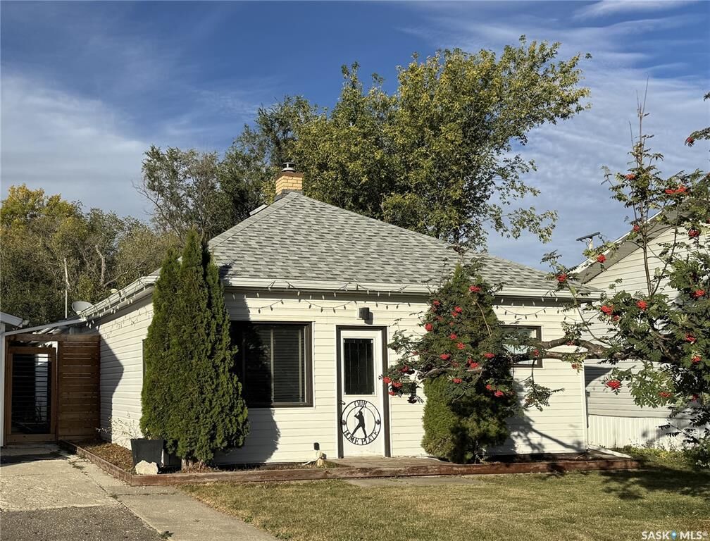 Property Photo:  307 6th Avenue E  SK S0K 0M0 