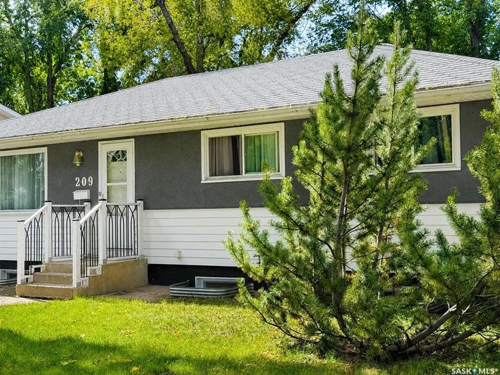 Property Photo:  209 Winnipeg Avenue S  SK S7M 3M1 