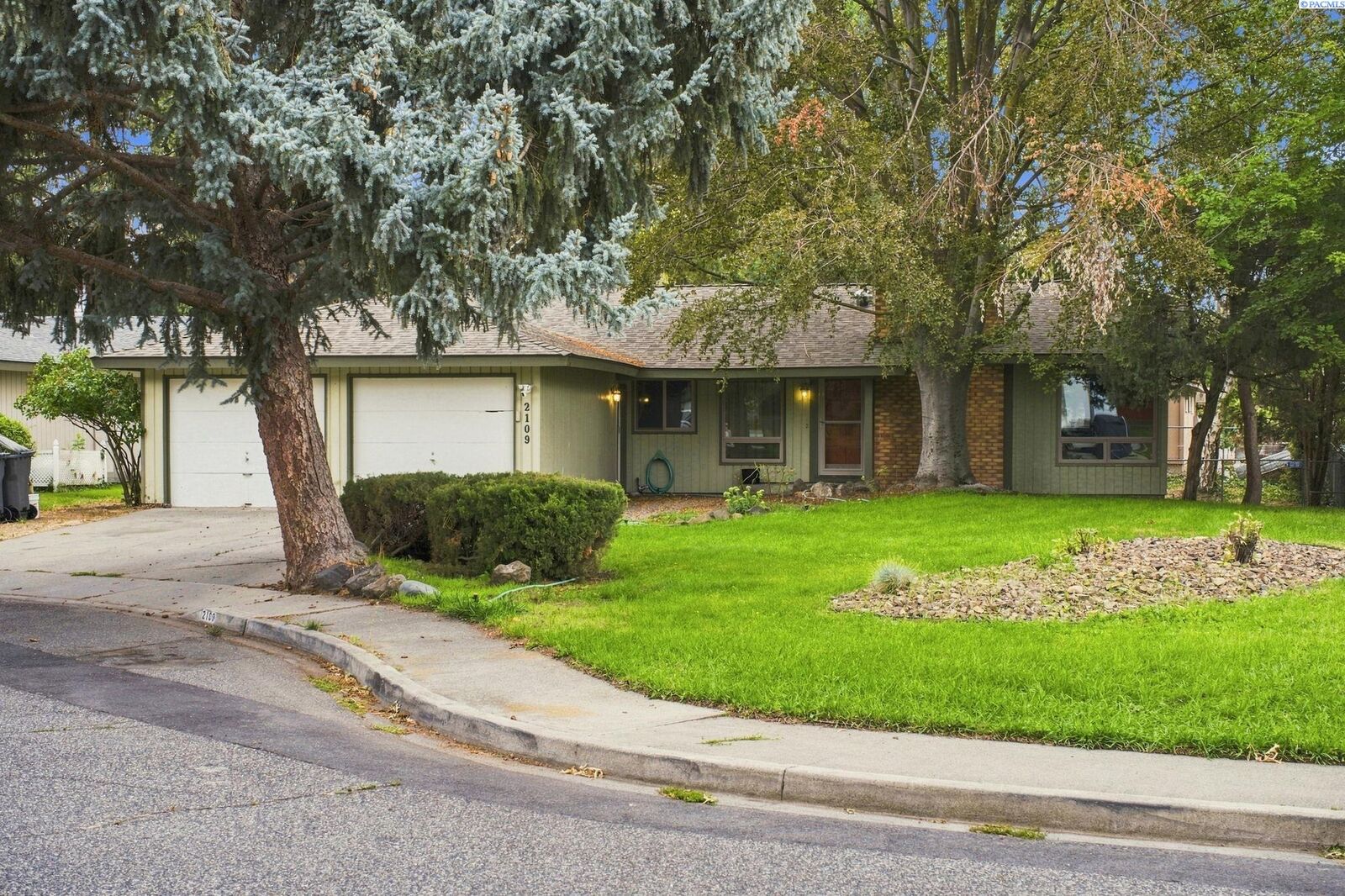 Property Photo: 2109 Briarwood Ct WA 99354