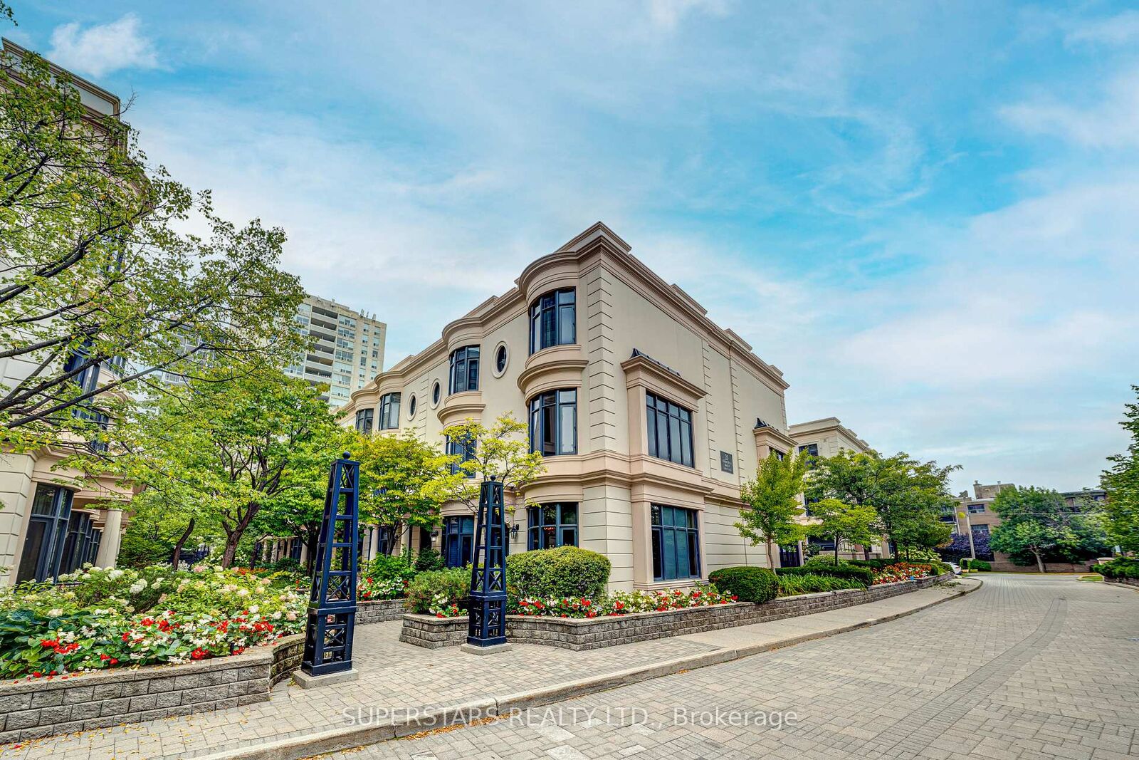 Property Photo: 25 Elkhorn Drive 16 ON M2K 3E8