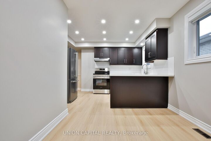 Property Photo:  131 Romfield Circuit Upper  ON L3T 3H7 