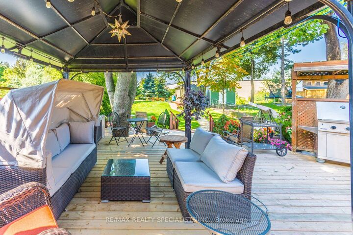 Property Photo:  32 Falconer Drive  ON L5N 1M4 