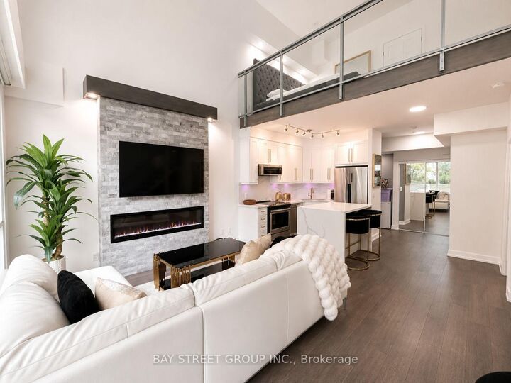 Property Photo:  223 Webb Drive 609  ON L5B 0E1 