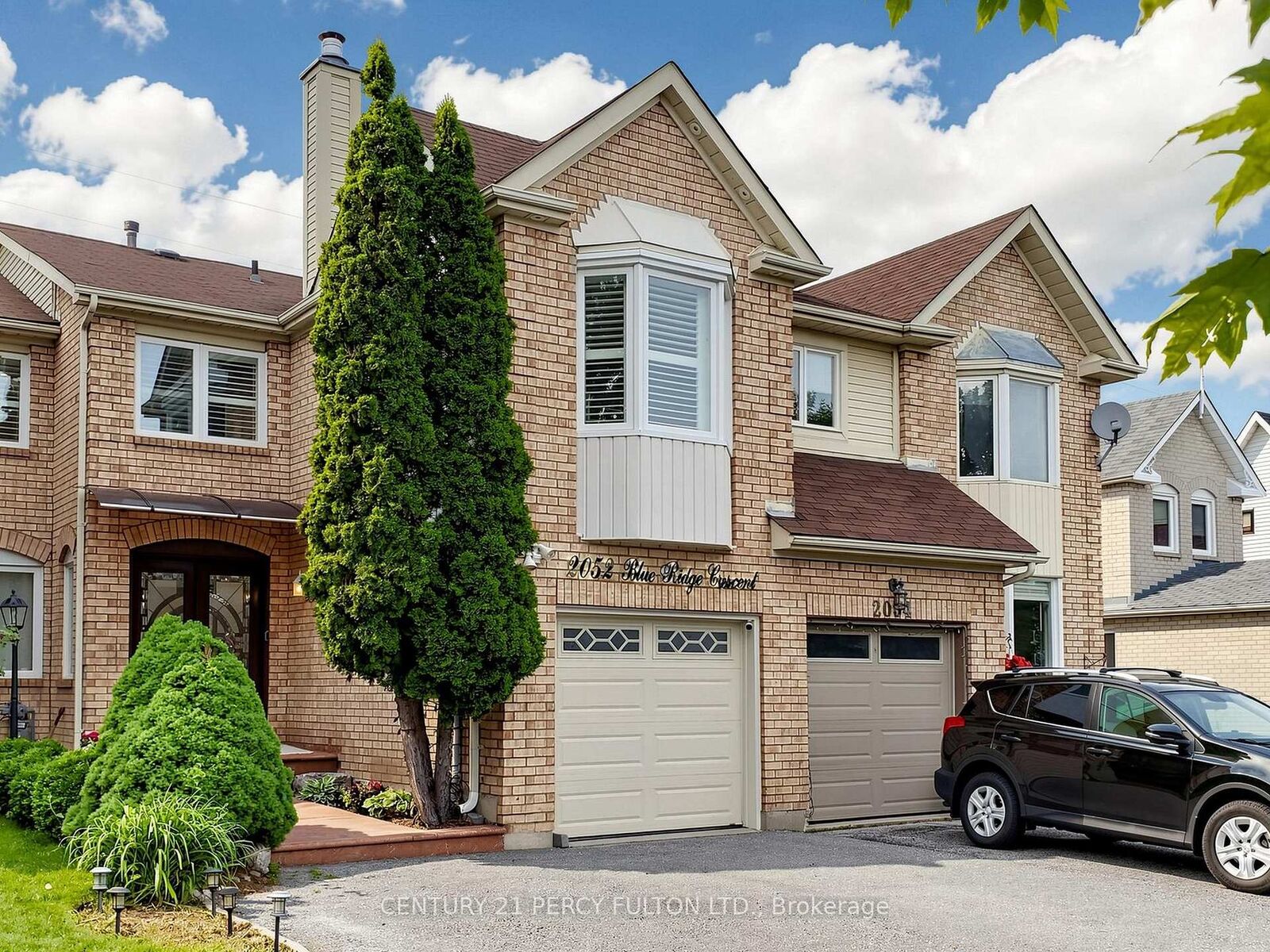 Property Photo:  2052 Blue Ridge Crescent  ON L1X 2N5 