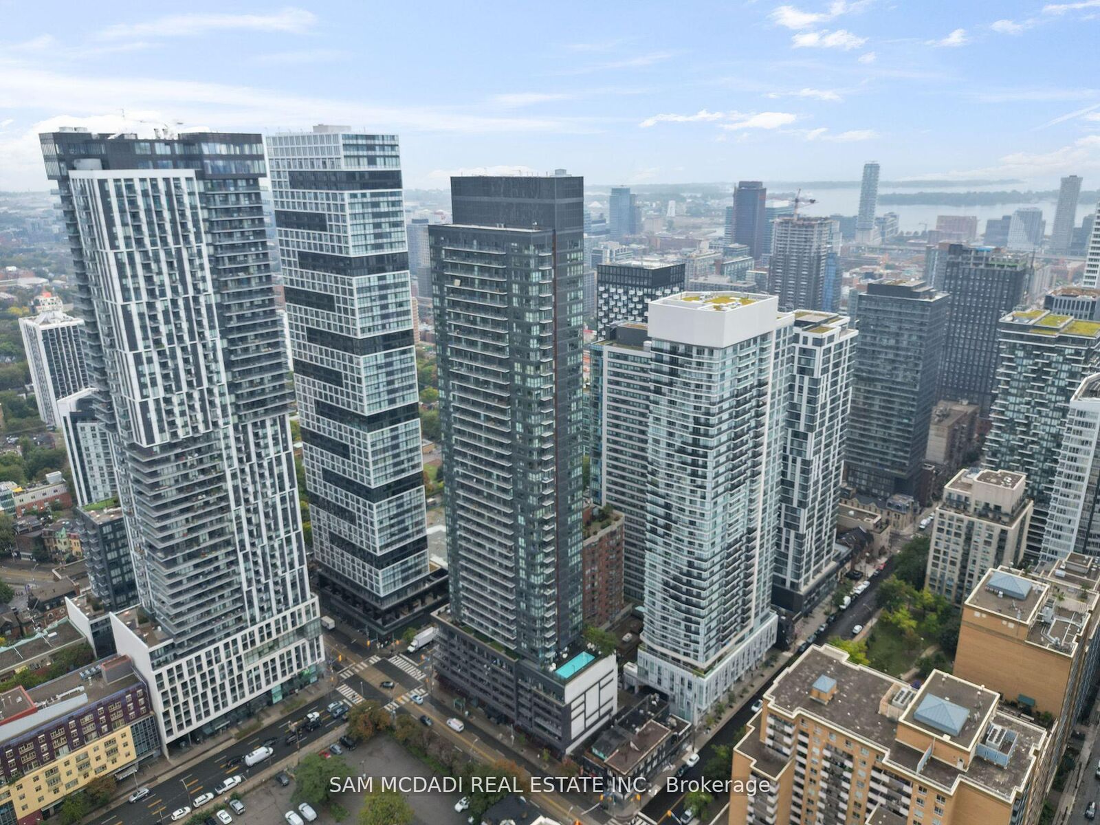 Property Photo:  159 Dundas Street E 1906  ON M5B 1E4 