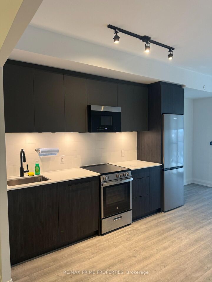 Property Photo:  2369 Danforth Avenue 807  ON M4C 0B1 