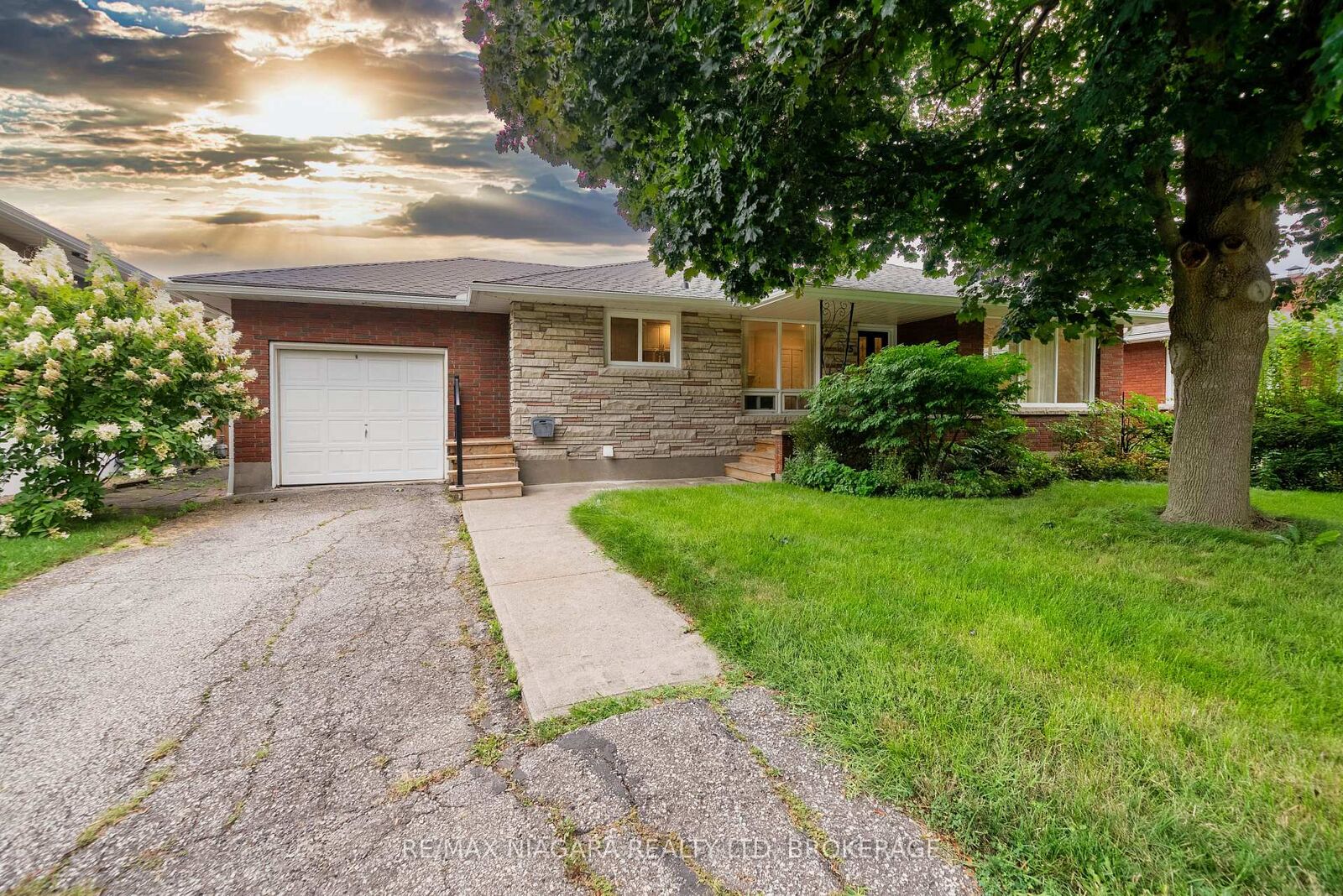 Property Photo:  15 Springbank Drive  ON L2S 2K1 