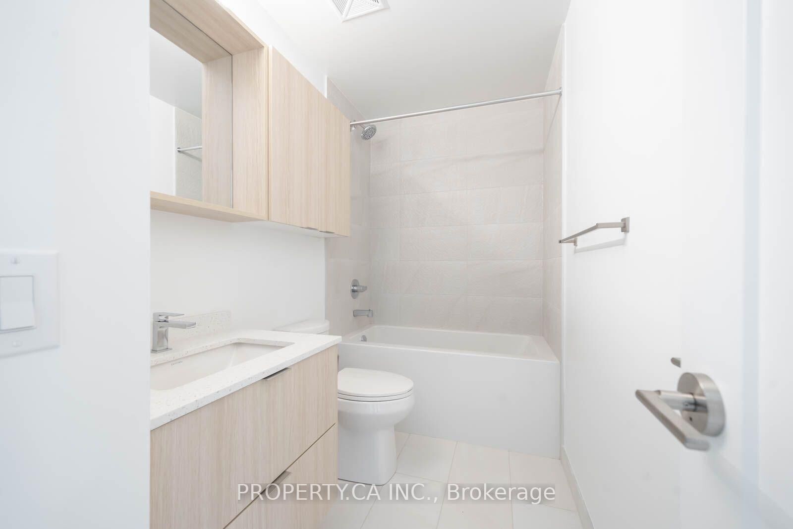 Property Photo:  5105 Hurontario Street 1406  ON L4Z 3X7 