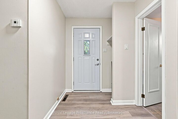 Property Photo:  15 Elvins Gardens  ON K8P 2T2 