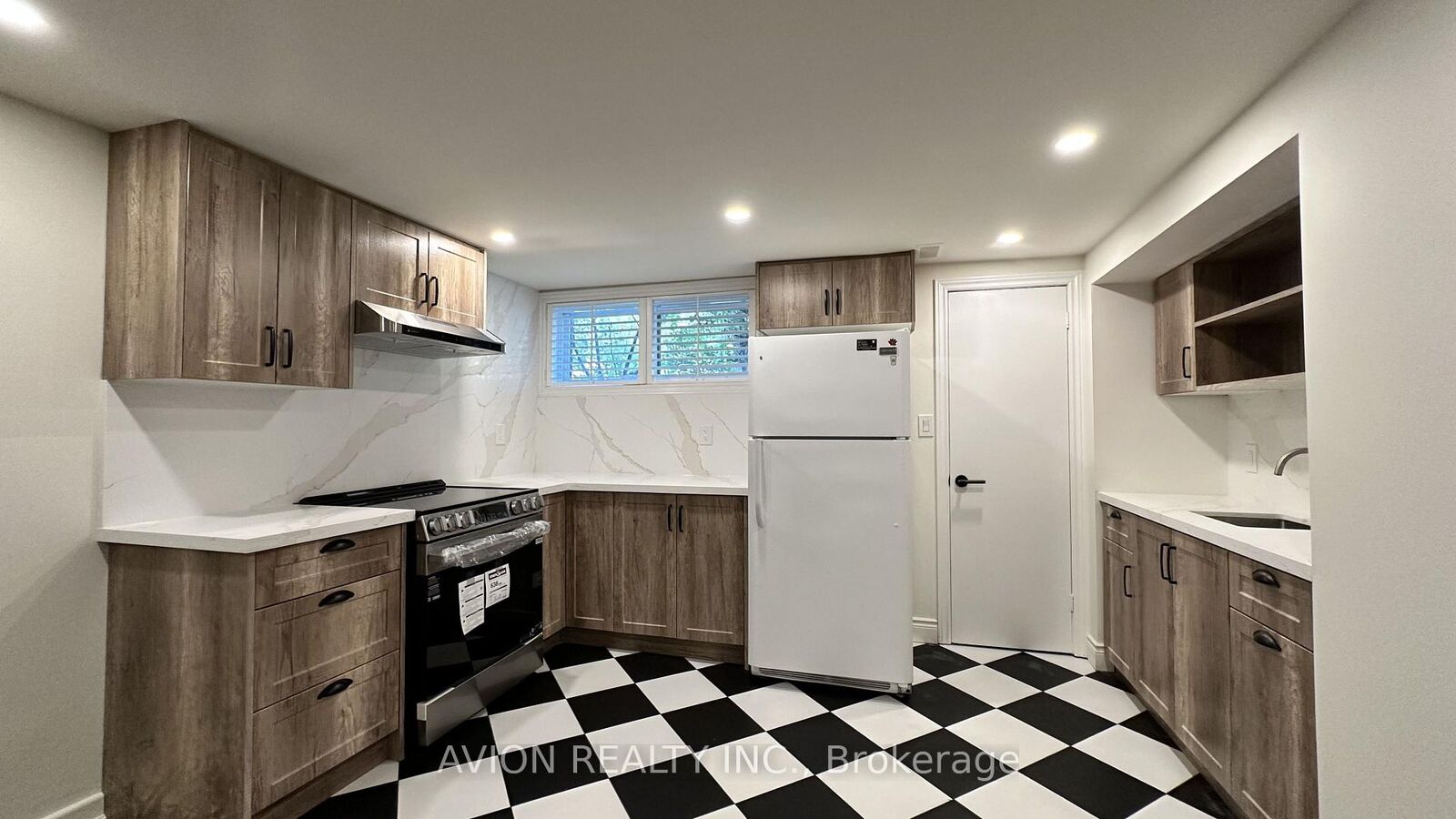 Property Photo:  570 Exbury Crescent Bsmt  ON L5G 2P4 