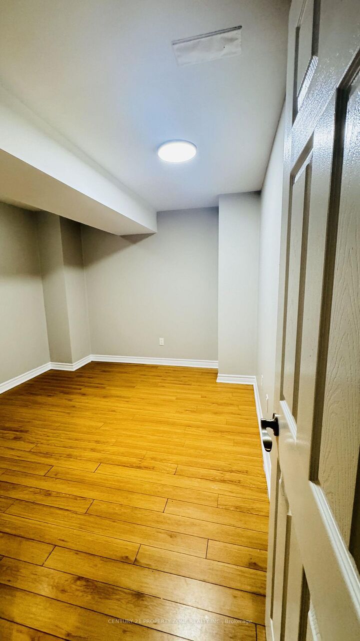 Property Photo:  887 Bennett Boulevard  ON L9T 6X5 