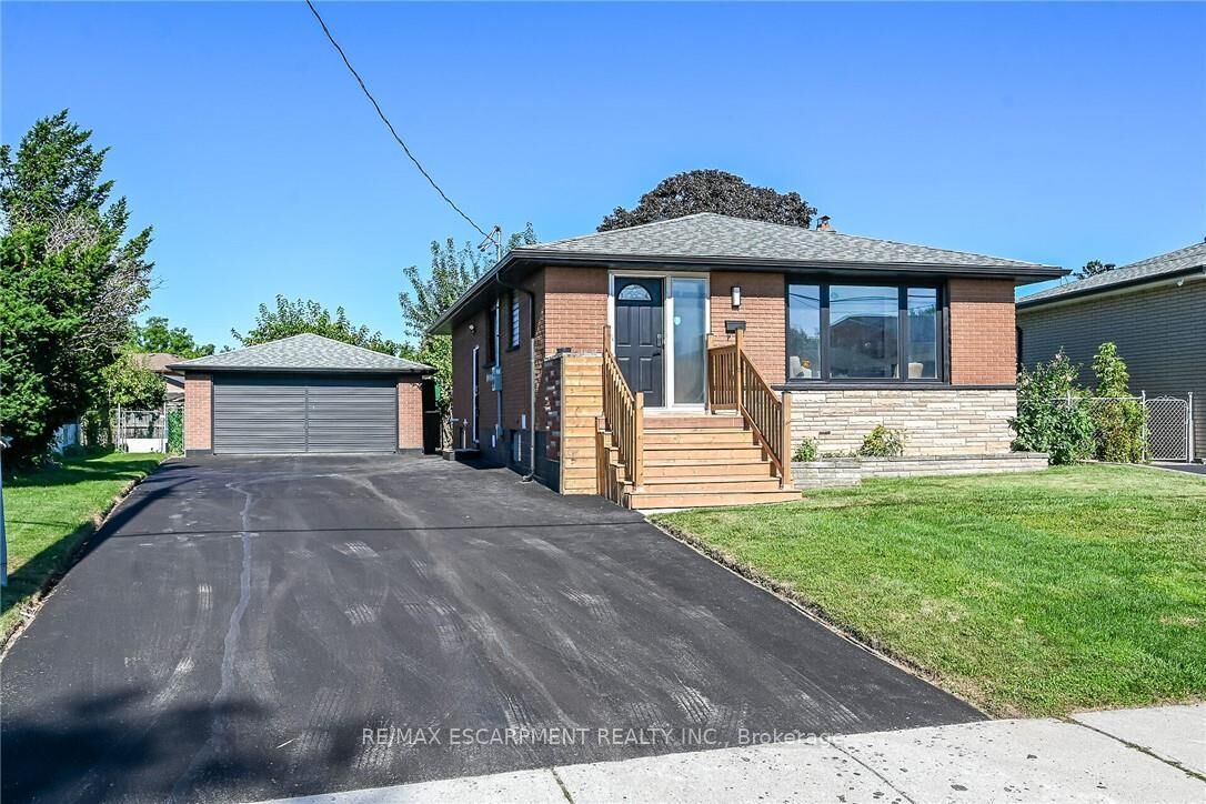 Property Photo:  135 Nugent Drive  ON L8H 2N3 