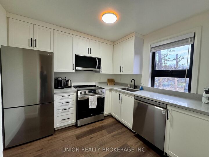 Property Photo:  2137 Gerrard Street E Upper  ON M4E 2C1 