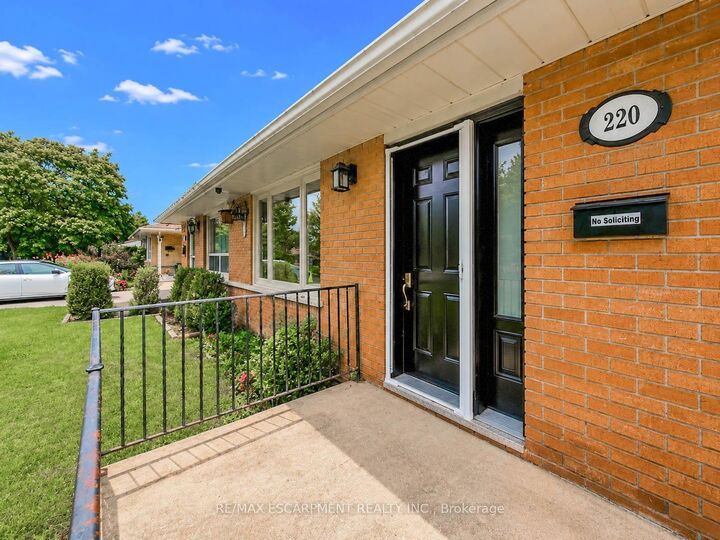 Property Photo:  220 Cairn Street  ON N5Z 3W7 