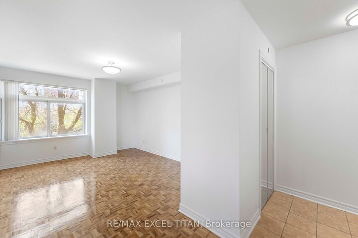 Property Photo:  1407 Dupont Street 404  ON M6H 2B1 