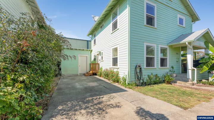 Property Photo: 554 SW B Av OR 97333