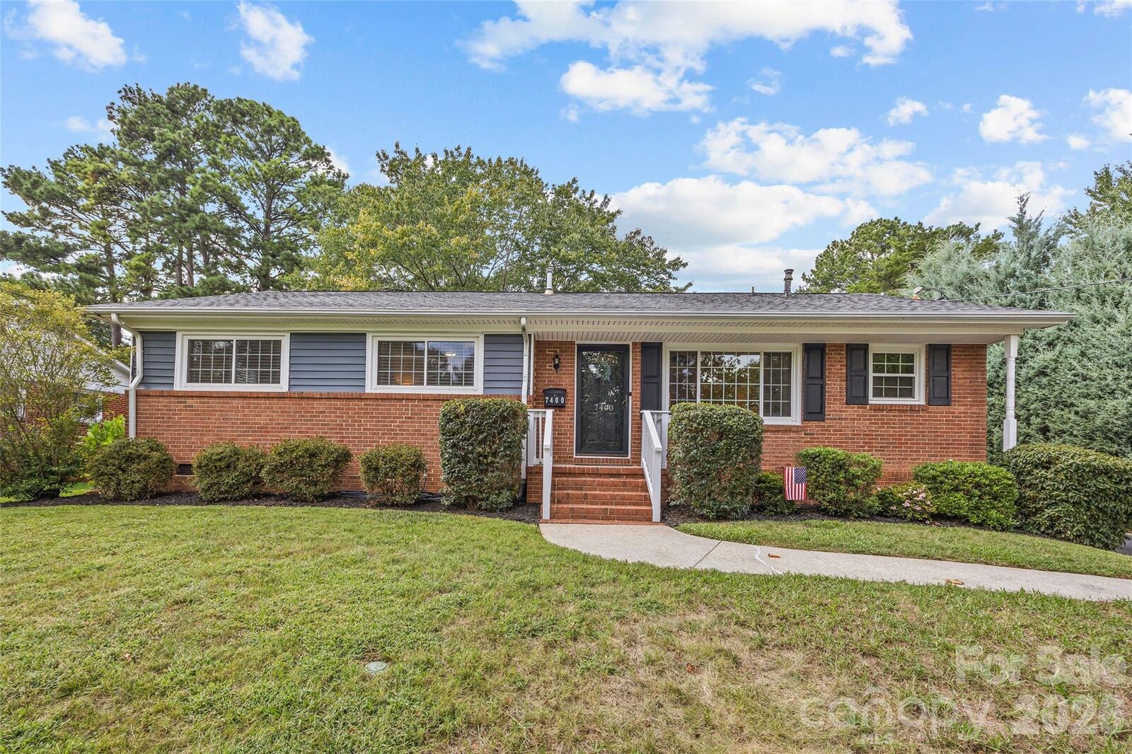 Property Photo:  7400 Thorncliff Drive  NC 28210 