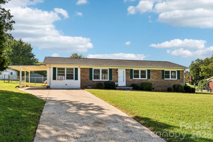 Property Photo: 5111 Hawthorne Lane NC 28152