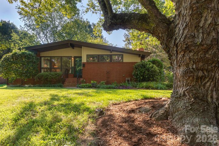 Property Photo:  1526 Briarfield Drive  NC 28205 