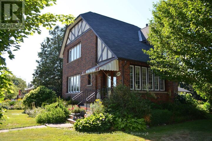 Property Photo:  206 Clark Street North  ON P0H 1Z0 