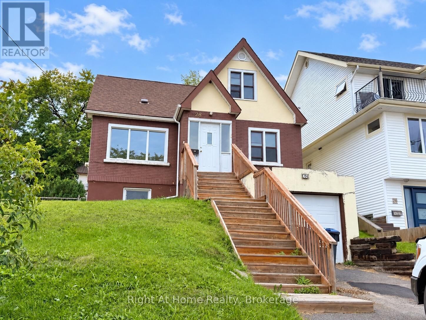 Property Photo:  28 Dixon Street  ON P7B 3J5 