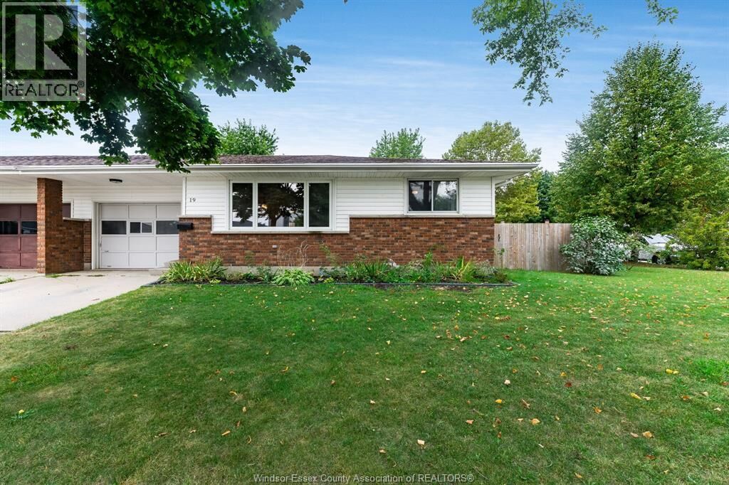 Property Photo:  19 Rickway Drive  ON N8H 2M3 