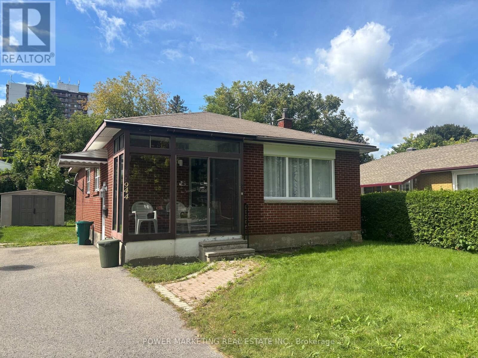 Property Photo:  944 Eve Street  ON K1K 3R4 