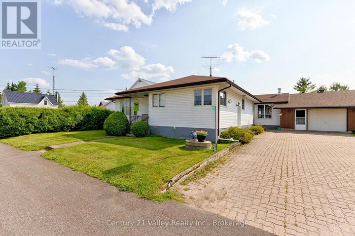 Property Photo:  2032 Foresters Falls Road  ON K0J 1V0 