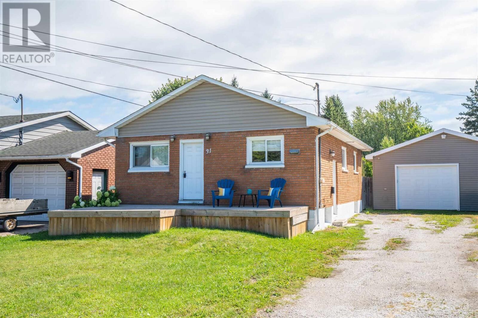 Property Photo:  31 East Balfour St  ON P6C 1W9 