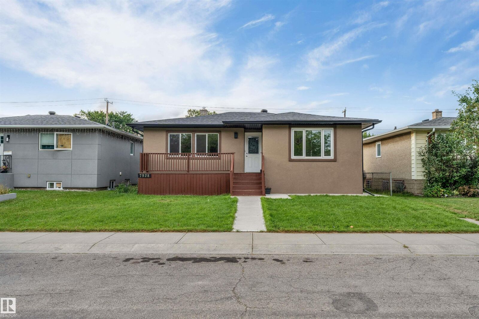 Photo de la propriété: 7928 82 Avenue NW AB T6C 0Y2
