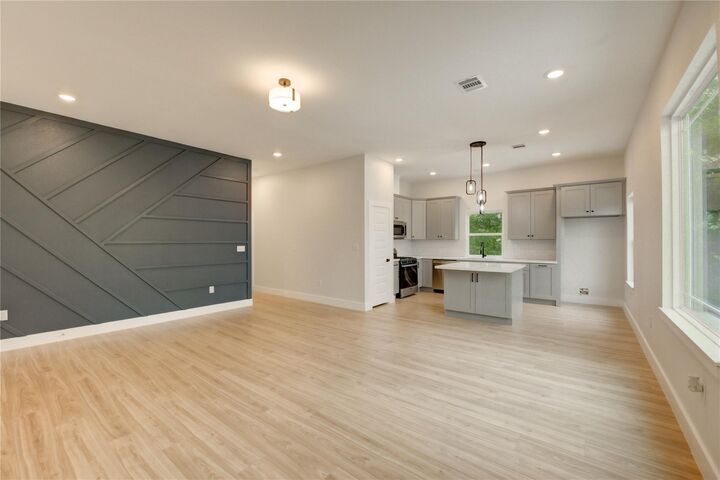 Property Photo: 811 E 39th Street B TX 77022
