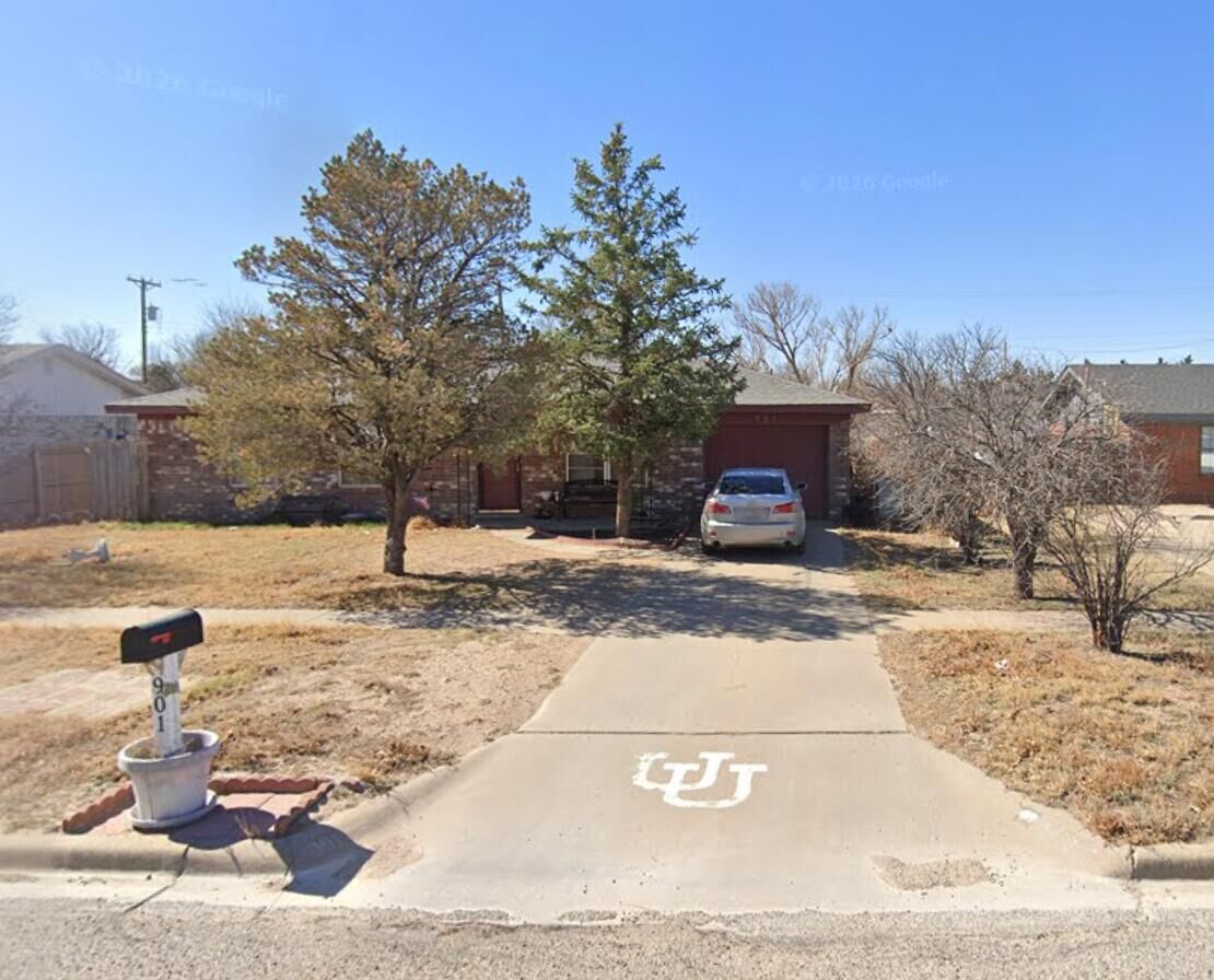 Property Photo:  901 W Avenue J  TX 79347 
