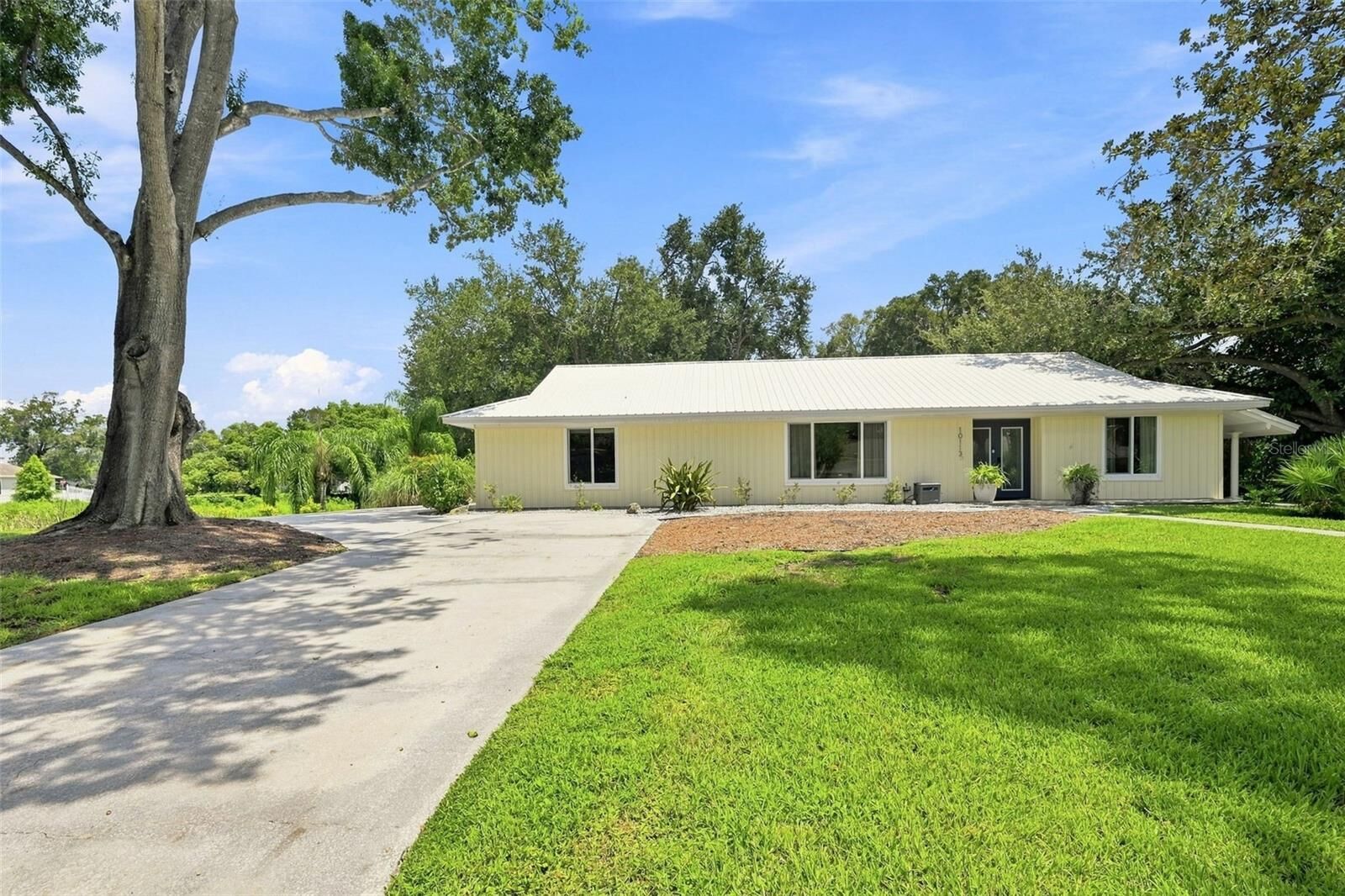 Property Photo:  10113 Lindelaan Drive  FL 33618 