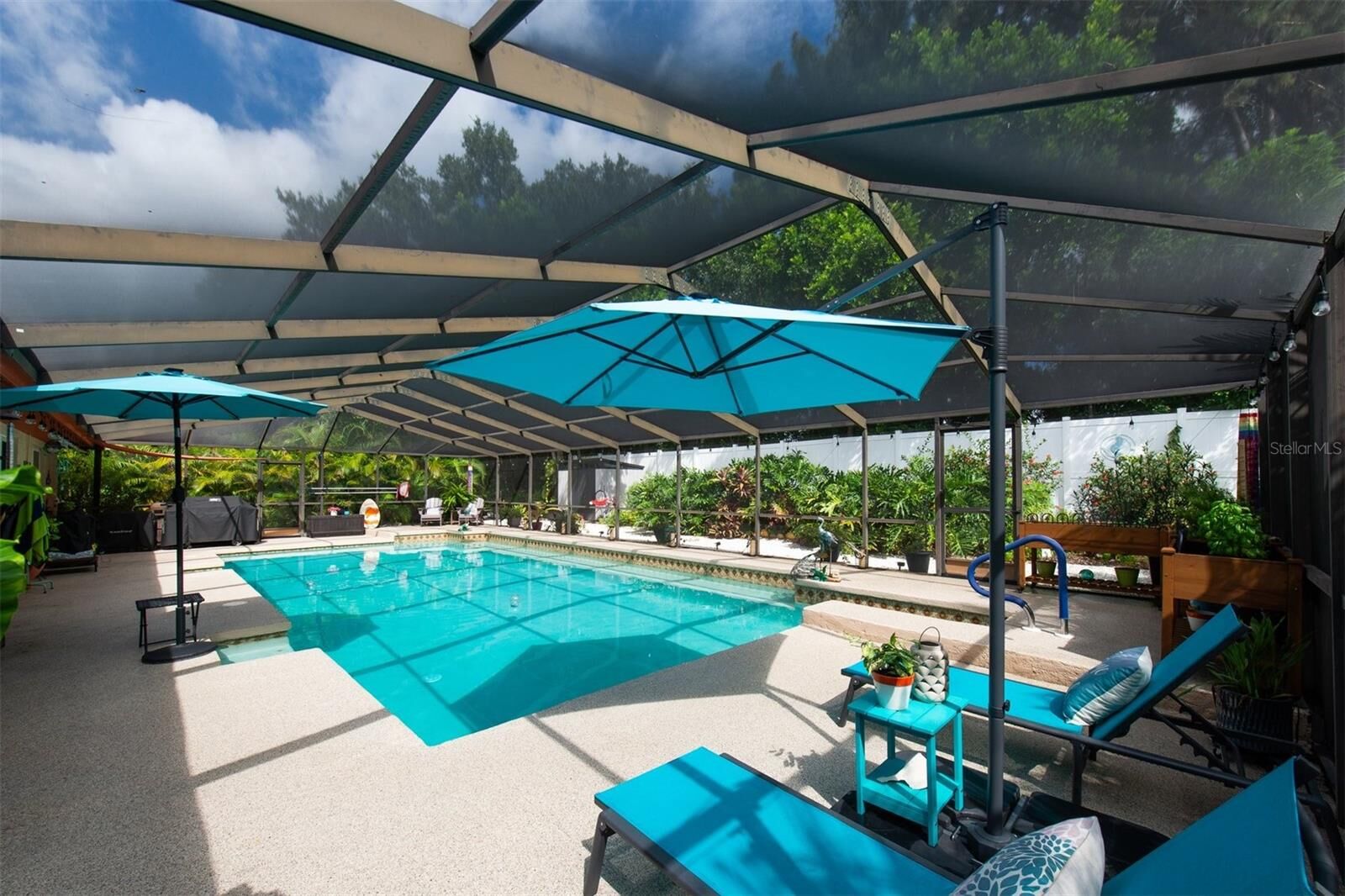 Property Photo:  207 Amesbury Circle  FL 33573 